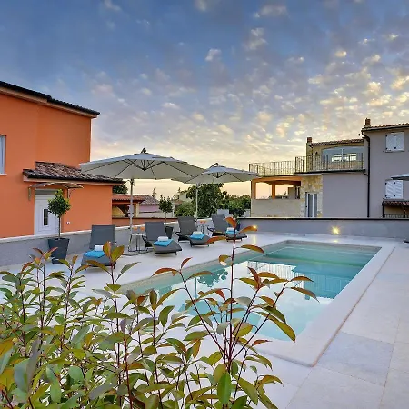 In With Pool & Parasol بولا