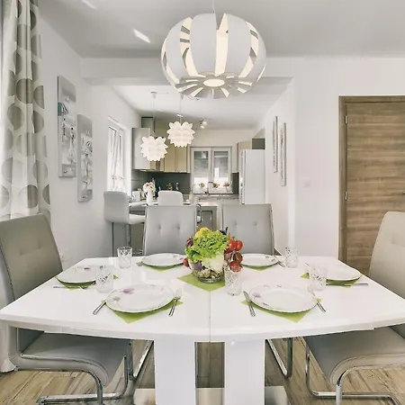 In With Pool & Parasol *