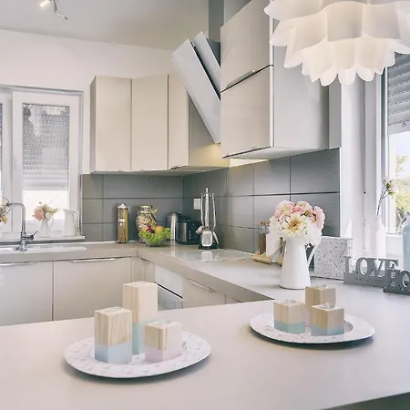 Villa In With Pool & Parasol *