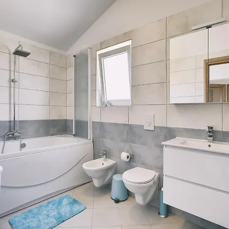 Villa In With Pool & Parasol Pula