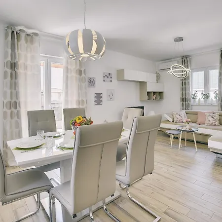 In With Pool & Parasol Villa