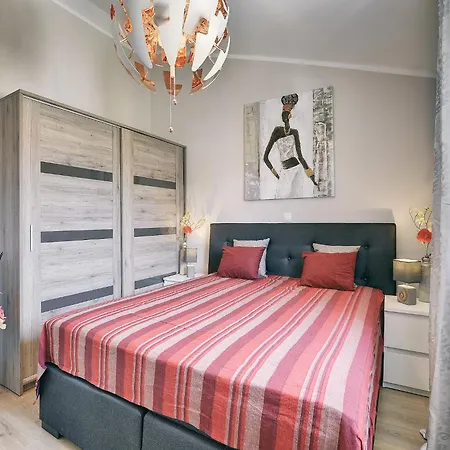 Villa In With Pool & Parasol