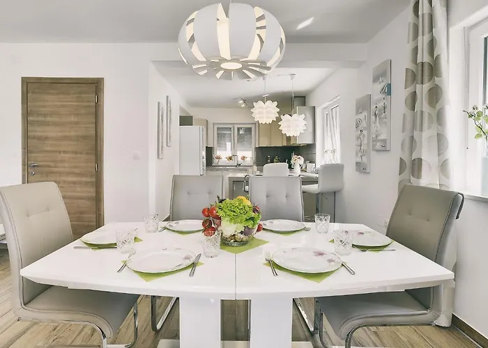 In With Pool & Parasol Vila *