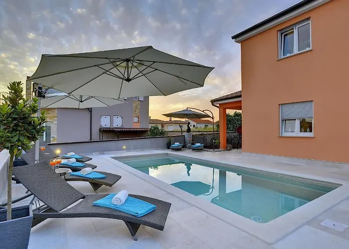 Vila In With Pool & Parasol *