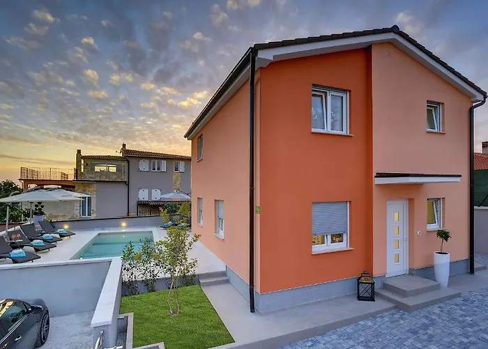 In With Pool & Parasol Villa *