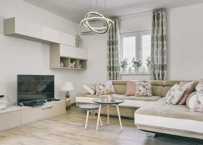 In With Pool & Parasol Villa Pula