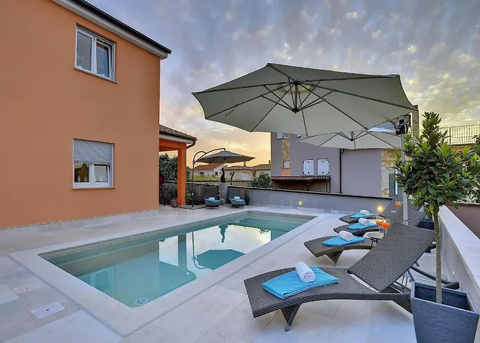 In With Pool & Parasol *