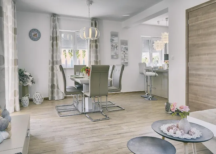 Vila In With Pool & Parasol *