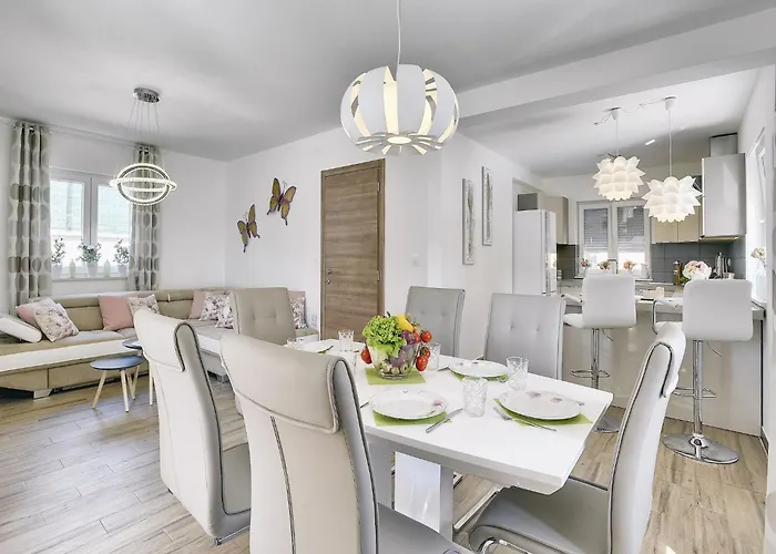 Villa In With Pool & Parasol Pula