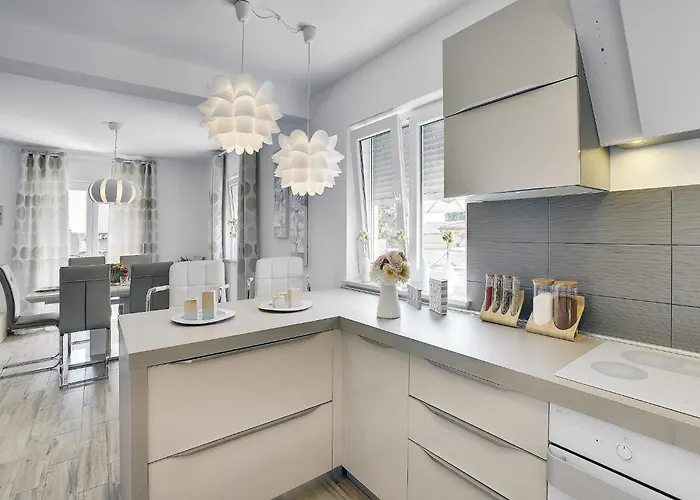 In With Pool & Parasol