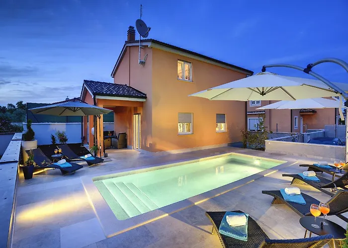In With Pool & Parasol Villa Pula