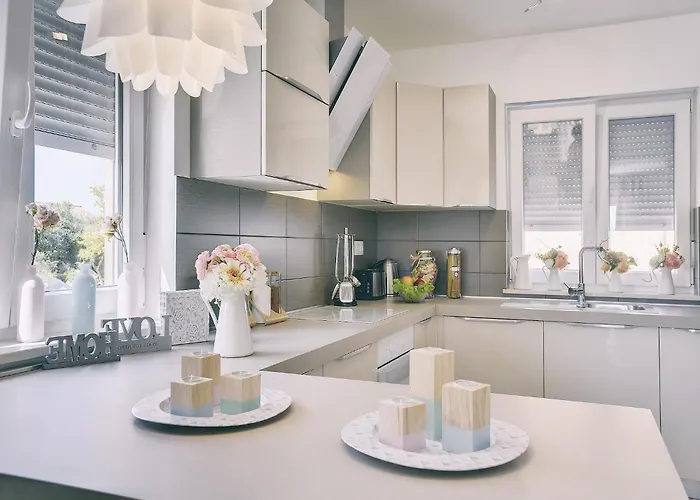 Villa In With Pool & Parasol