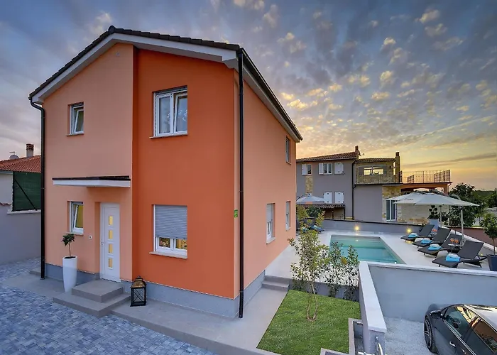 In With Pool & Parasol Vila *