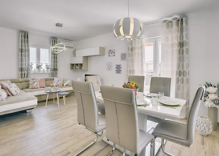 In With Pool & Parasol Villa *