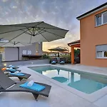 Βίλα In With Pool & Parasol *