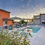 In With Pool & Parasol Πούλα