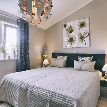 In With Pool & Parasol Pola