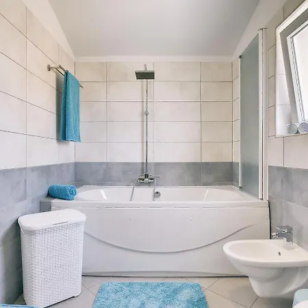 In With Pool & Parasol Villa *