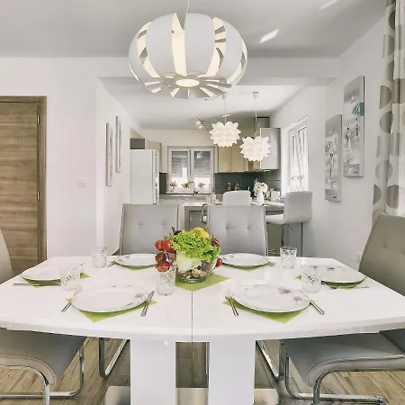 In With Pool & Parasol Villa *