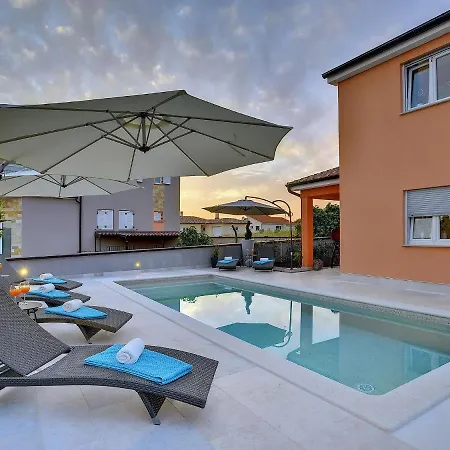 Vila In With Pool & Parasol *
