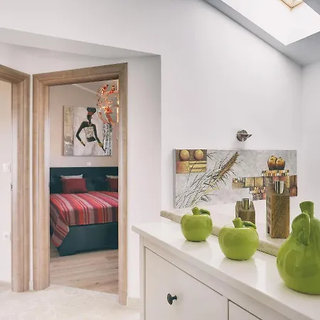 Villa In With Pool & Parasol Pola