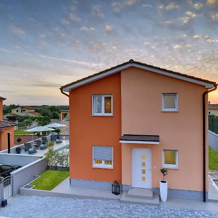 Modern With Pool And Parasol In Pula