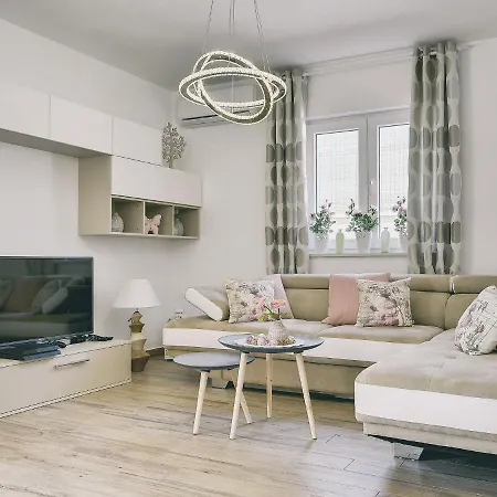 In With Pool & Parasol Villa Pola