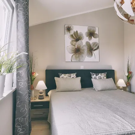 In With Pool & Parasol * Pola