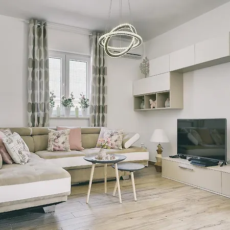 In With Pool & Parasol Pola