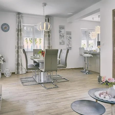 Villa In With Pool & Parasol *