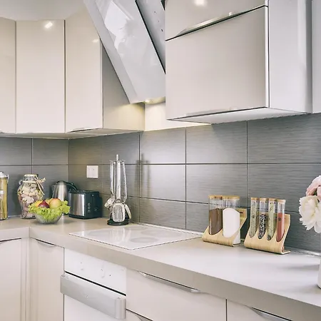 In With Pool & Parasol Villa Pola