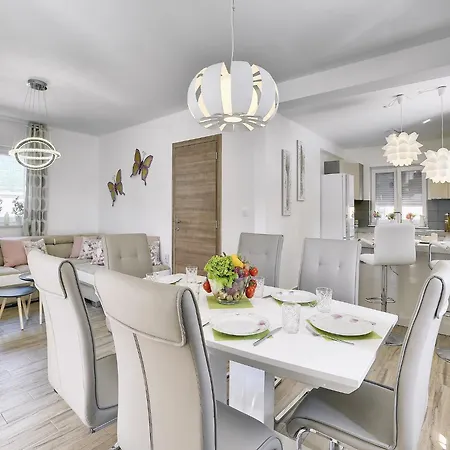 Villa In With Pool & Parasol Pola