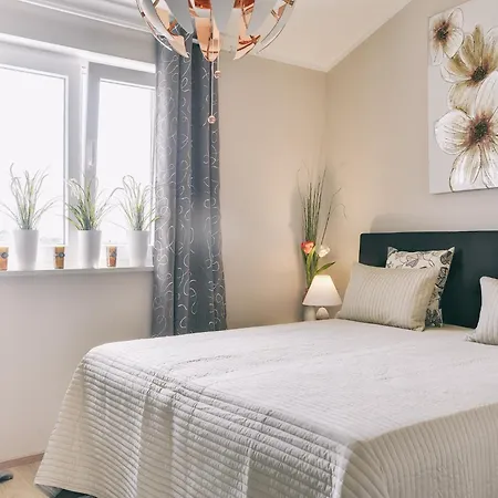 Villa In With Pool & Parasol Pola