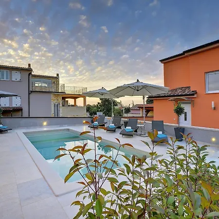 In With Pool & Parasol Πούλα