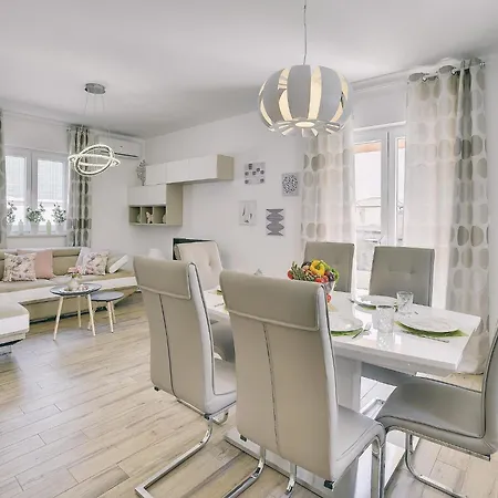 In With Pool & Parasol Villa *