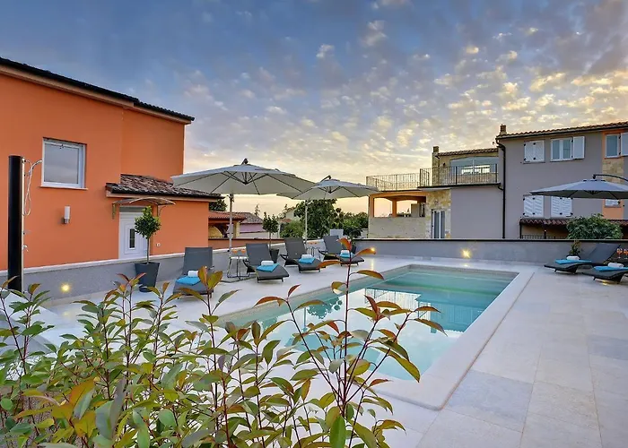 In With Pool & Parasol Pula
