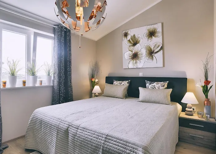 In With Pool & Parasol Pula