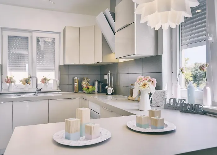 Villa In With Pool & Parasol *