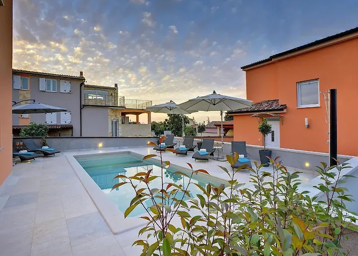In With Pool & Parasol Pula